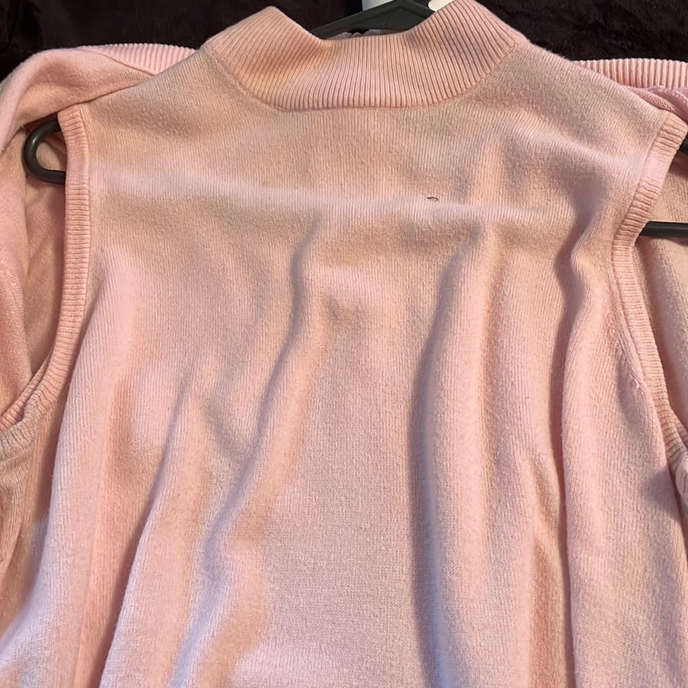 Undershirt and sweater together pink